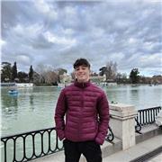 Profesor de inglés especializado imparte clases de inglés a alumnos de todas las edades